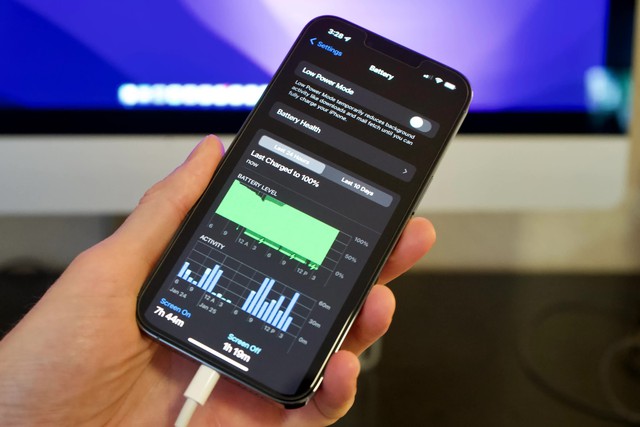 Sạc nhanh iPhone có khiến pin chai sớm như nhiều người lo ngại? - Ảnh 1.