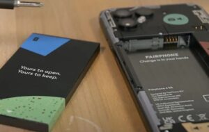 Người dùng sắp được tự thay pin iPhone và Galaxy