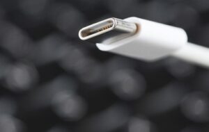 Tại sao cùng một sợi cáp USB-C mà máy này sạc nhanh, máy kia lại không?