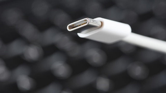 Tại sao cùng một sợi cáp USB-C mà máy này sạc nhanh, máy kia lại không? - Ảnh 1.