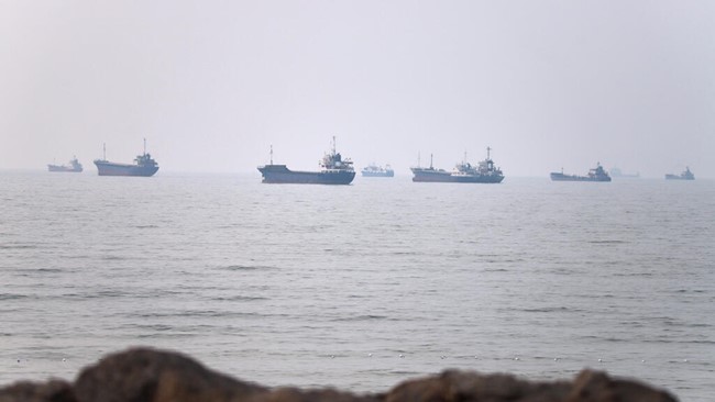 Tề Lan lại đóng eo biển Hormuz, oanh kích láng giềng sau khi Mỹ tấn công 140 mục tiêu ở Ba Tư